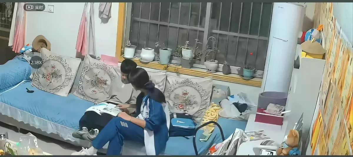 《来自姐姐的爱》无删减完整版在线播放-高清正片免费下载看全集-姐姐管教弟弟真实瞬间暖心日常-来自姐姐的爱监控下辅导作业名场面